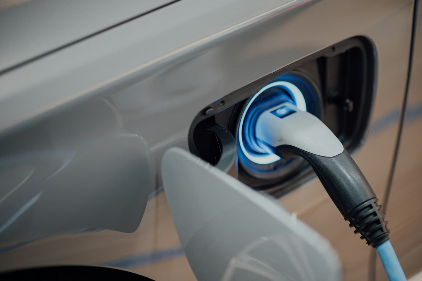 Detailshot van een EV laadpoort tijdens diagnose